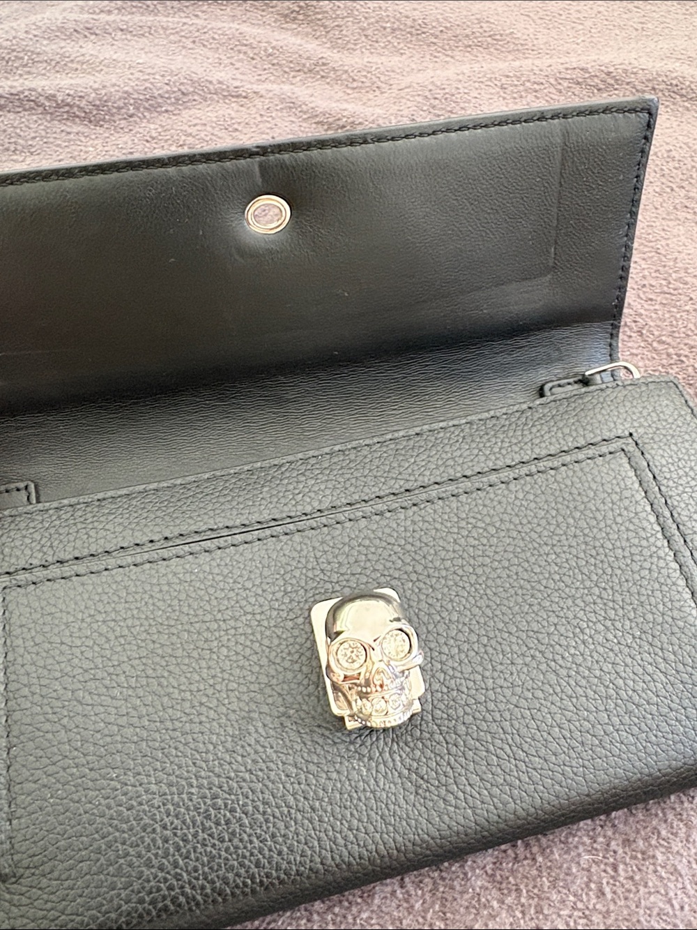 Alexander McQueen Black Leather Crossbody Wallet with Skull Accent - Picture 3 of 6